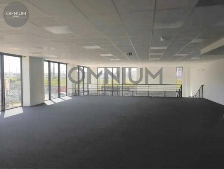 Office in Lyon for lease - Building Photo - Image 2 of 9