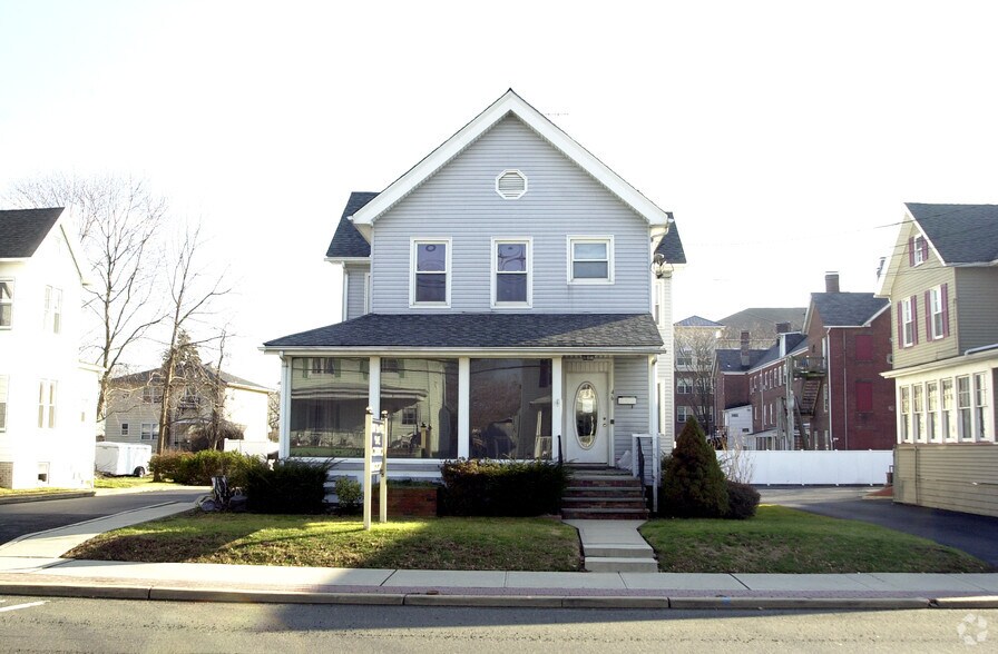 46 E Somerset St, Raritan, NJ 08869