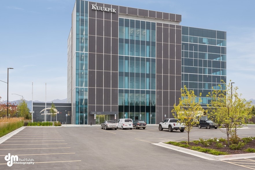 582 E 36th Ave, Anchorage, AK for sale - Building Photo - Image 1 of 1