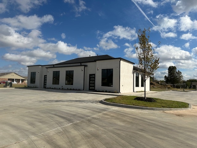 1010 S Santa Fe Ave, Moore, OK for lease - Building Photo - Image 1 of 33