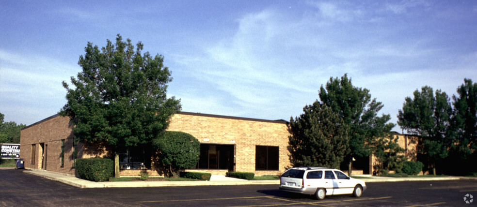 641-683 Academy Dr, Northbrook, IL for lease - Primary Photo - Image 1 of 22