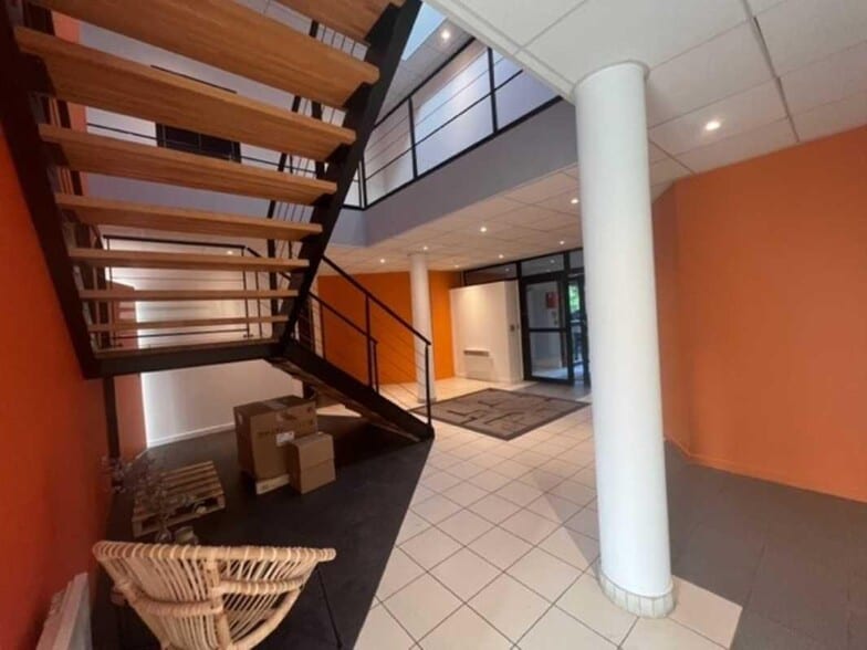 Office in Lezennes for lease - Lobby - Image 2 of 7