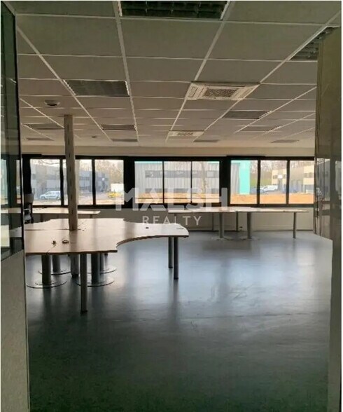 Office in Genay for lease - Interior Photo - Image 3 of 11