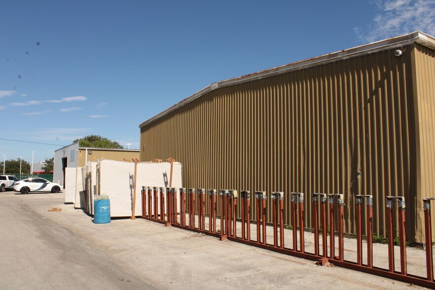 4603 Fowler St, Fort Myers, FL for sale - Building Photo - Image 2 of 3