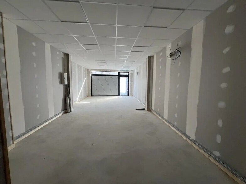 Retail in Reims for lease - Interior Photo - Image 3 of 6
