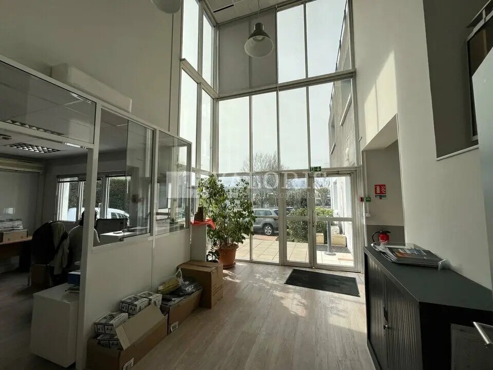 Office in Aix-en-Provence for lease Interior Photo- Image 1 of 5