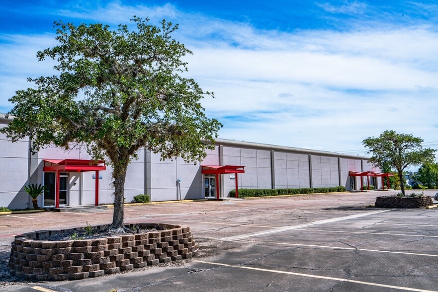 902-910 Gemini, Houston, TX for lease - Building Photo - Image 1 of 9