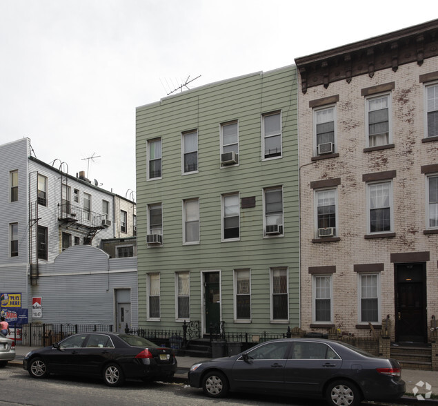 726 Metropolitan Ave, Brooklyn, NY for sale - Primary Photo - Image 1 of 2