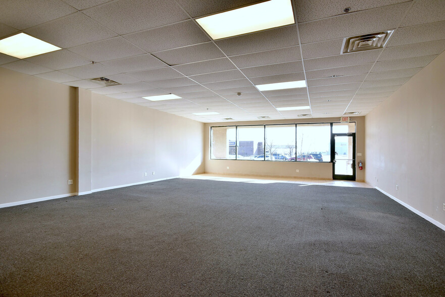 1116 W Devon Ave, Elk Grove Village, IL for lease - Building Photo - Image 3 of 19