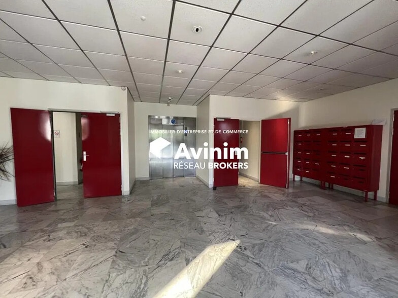 Office in Villebon-sur-Yvette for sale - Lobby - Image 3 of 10