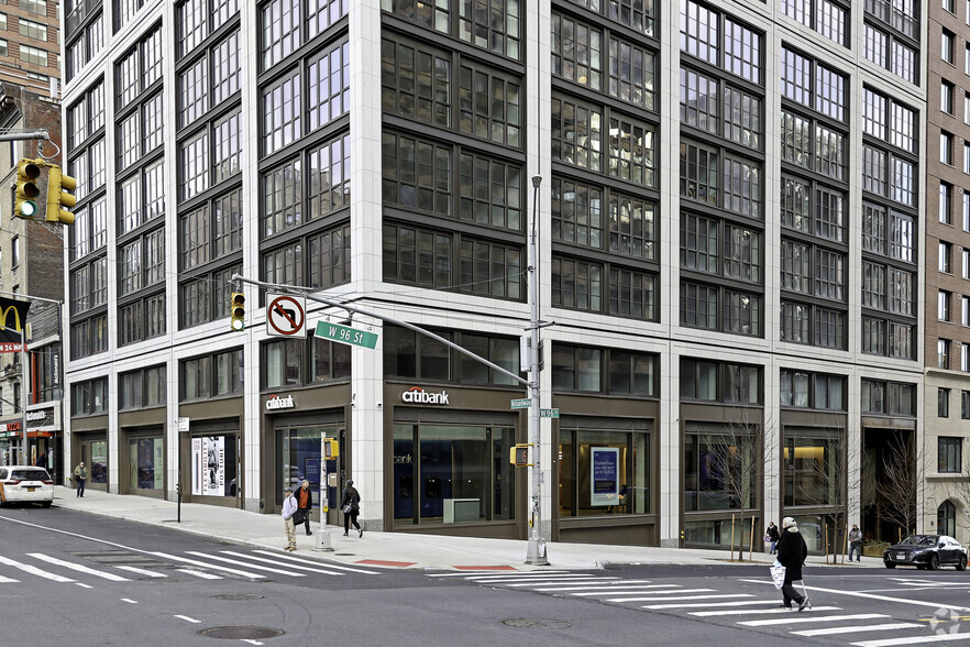 2551-2555 Broadway, New York, NY for lease - Building Photo - Image 3 of 22