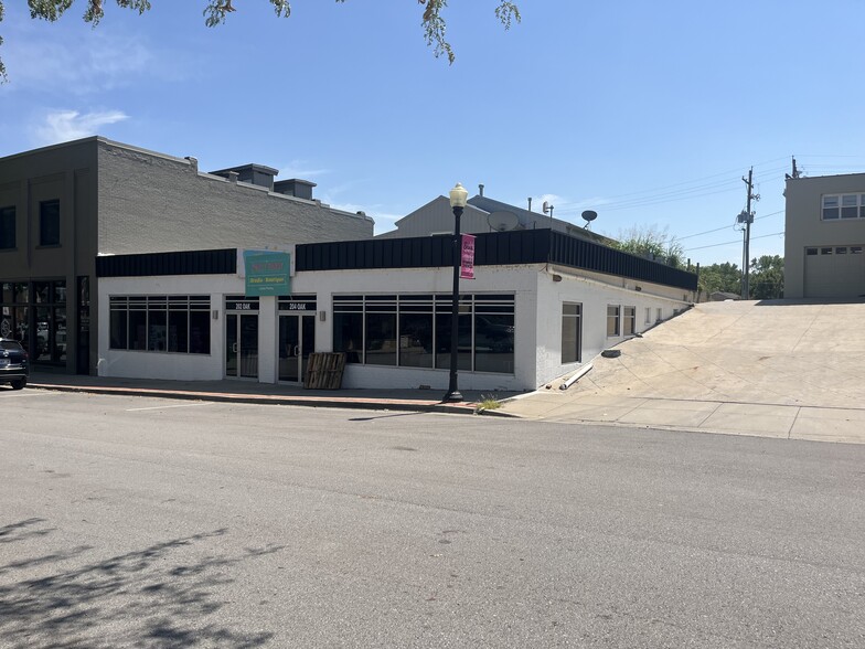 202 Oak St, Bonner Springs, KS for sale - Building Photo - Image 1 of 9