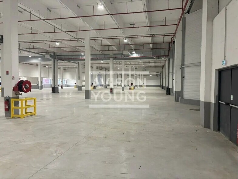 Flex in Gennevilliers for lease - Interior Photo - Image 3 of 12