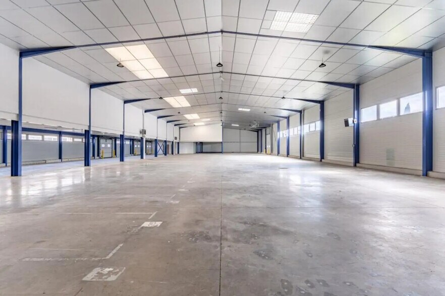 Industrial in Bezons for lease - Interior Photo - Image 2 of 20
