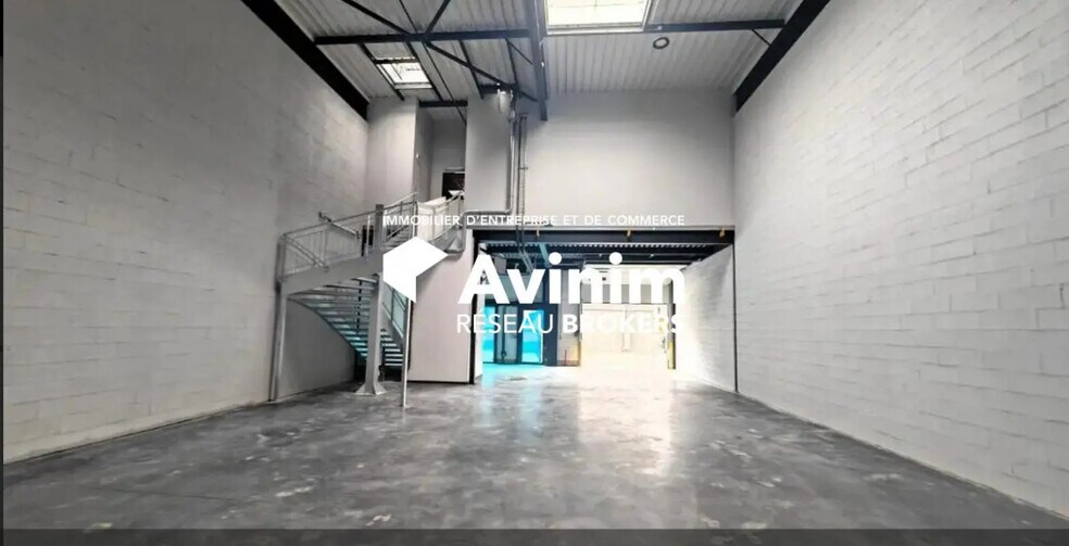 Industrial in Courtry for sale - Interior Photo - Image 1 of 6