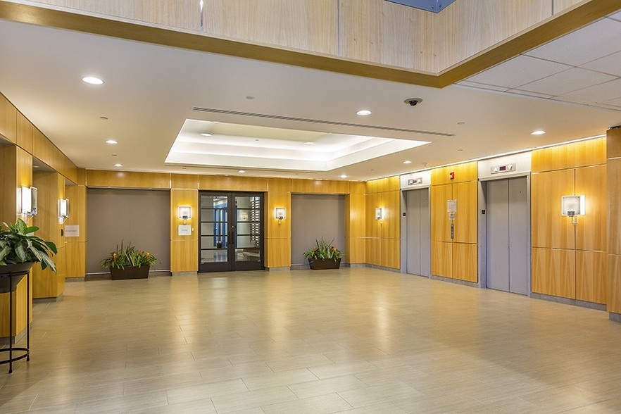 123 Tice Blvd, Woodcliff Lake, NJ for lease - Lobby - Image 3 of 13