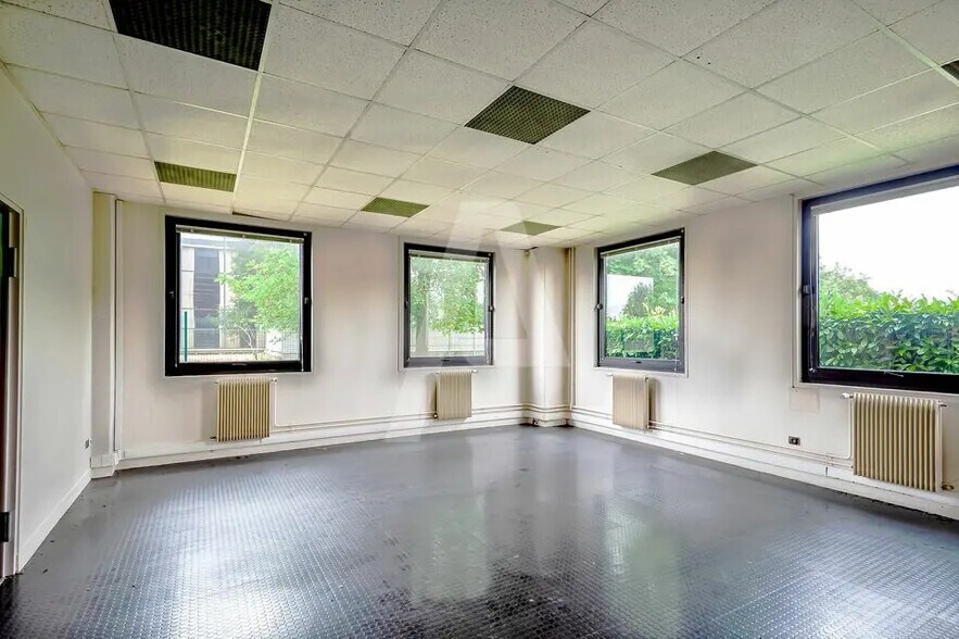 Office in Villebon-sur-Yvette for lease - Interior Photo - Image 2 of 5