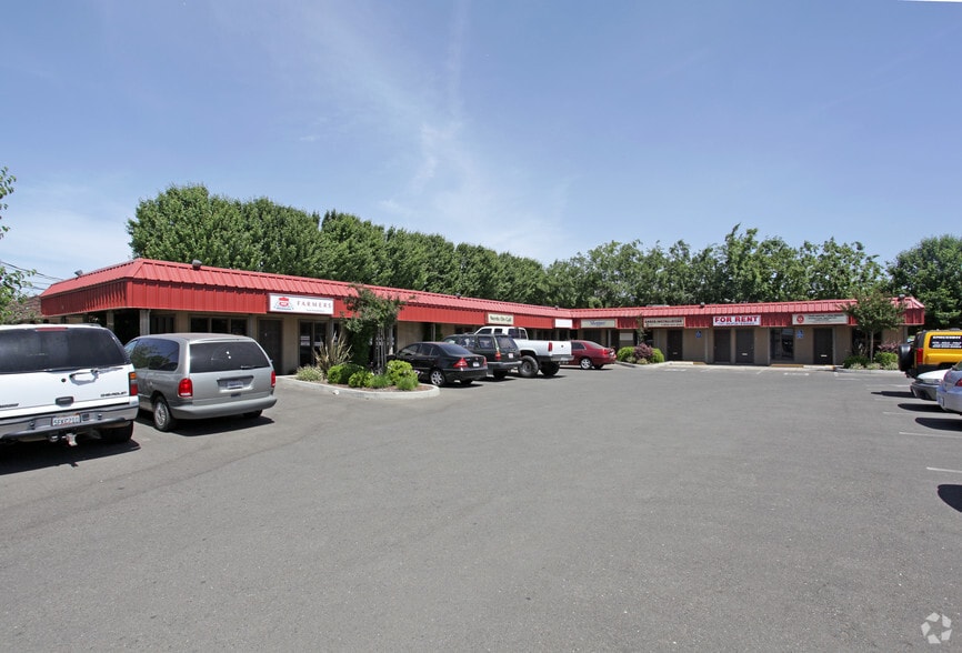 697 N Palora Ave, Yuba City, CA for lease - Primary Photo - Image 1 of 2