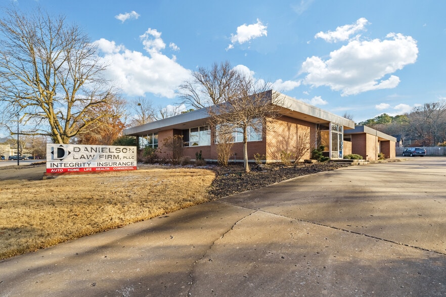 909 E Rolling Hills Dr, Fayetteville, AR for lease - Building Photo - Image 1 of 9