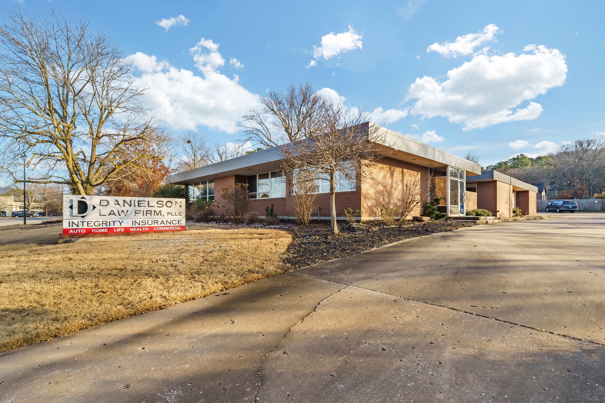 909 E Rolling Hills Dr, Fayetteville, AR for lease Building Photo- Image 1 of 10