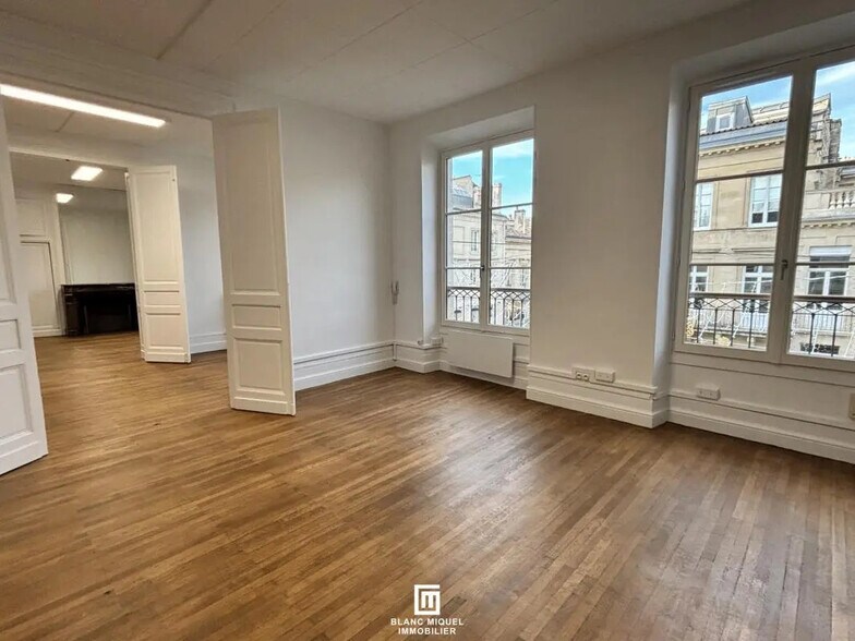 Office in Bordeaux for lease - Interior Photo - Image 2 of 7