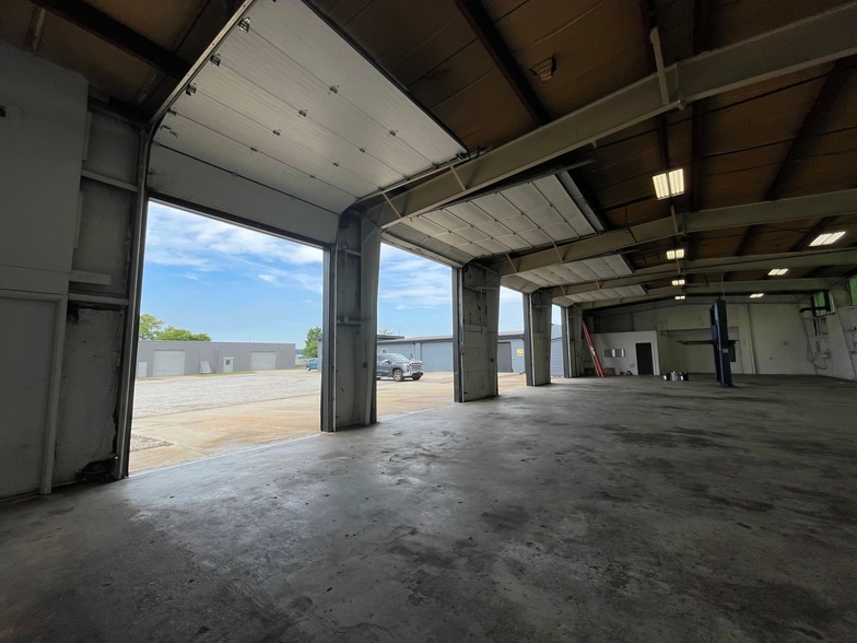 910 Hall Ave, Elkhart, IN for lease - Interior Photo - Image 2 of 4