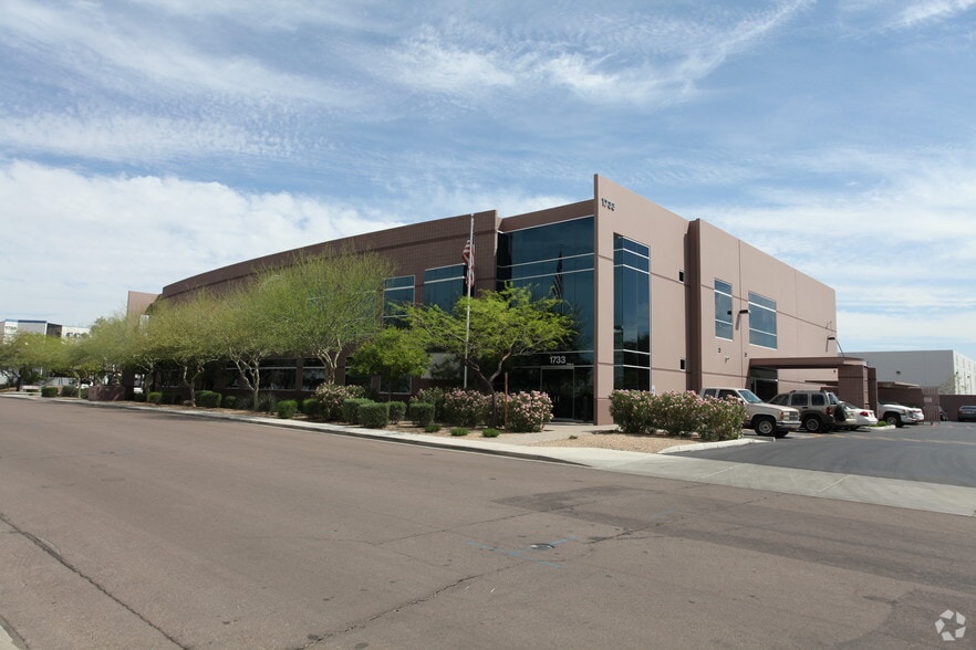 1733 W Parkside Ln, Phoenix, AZ for lease - Building Photo - Image 1 of 3