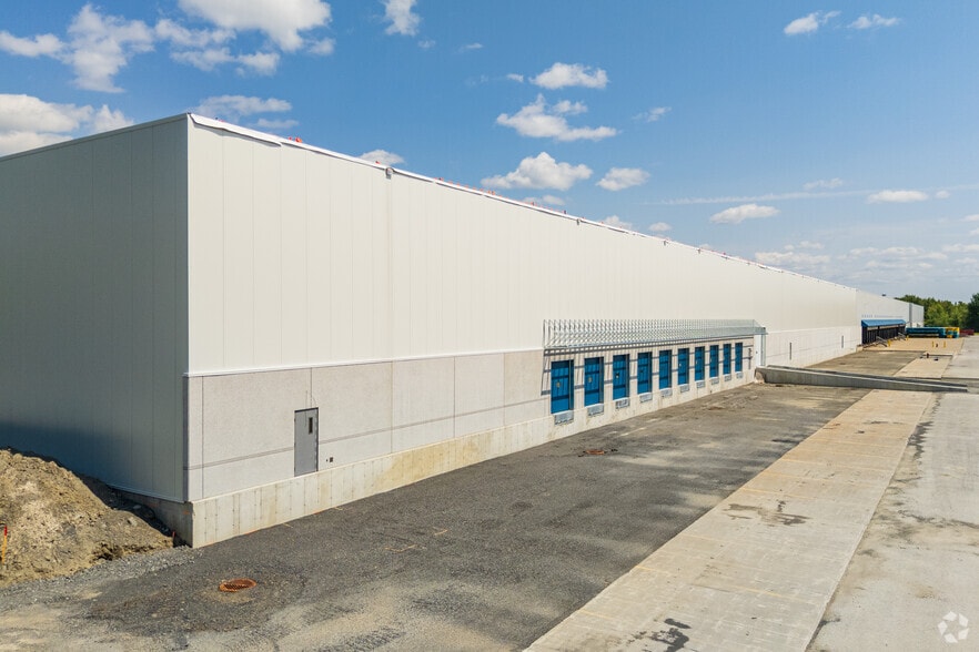 2055 Boul Des Entreprises, Terrebonne, QC for lease - Primary Photo - Image 1 of 3