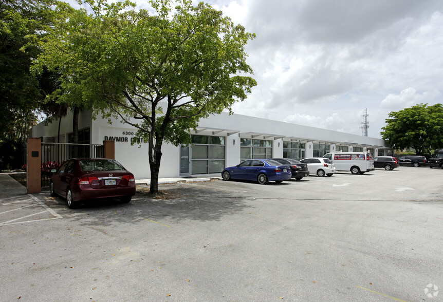 4300 SW 73rd Ave, Miami, FL for lease - Building Photo - Image 1 of 25