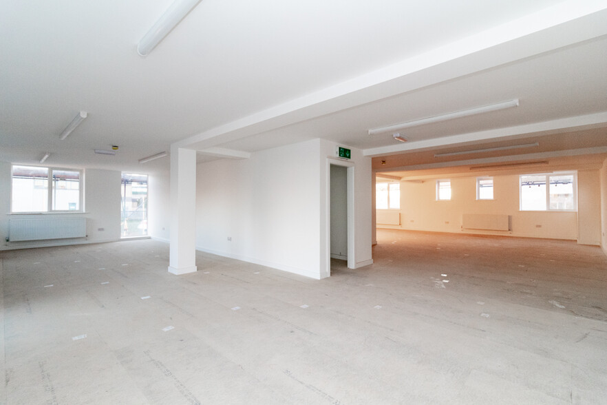 715 North Circular Rd, London for lease - Interior Photo - Image 3 of 13