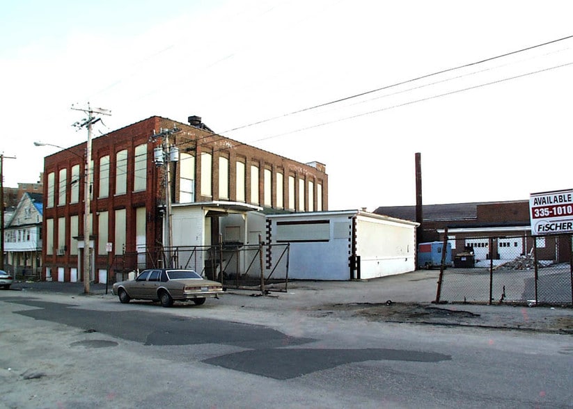 209 Center St, Bridgeport, CT for lease - Building Photo - Image 2 of 32