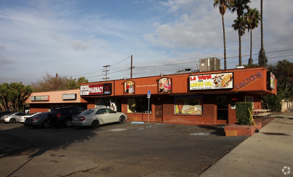 221-225 E 3rd St, Corona, CA for lease - Primary Photo - Image 1 of 2