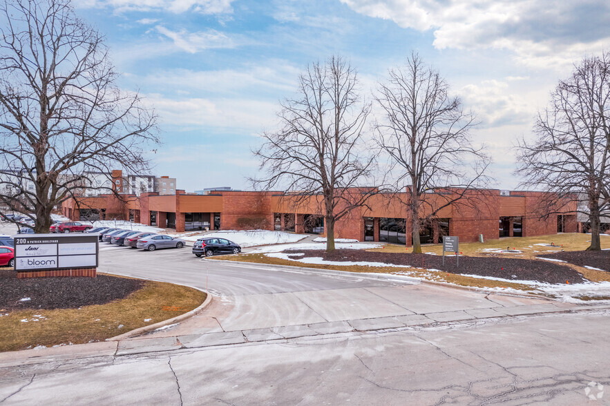 200 N Patrick Blvd, Brookfield, WI for lease - Primary Photo - Image 1 of 6