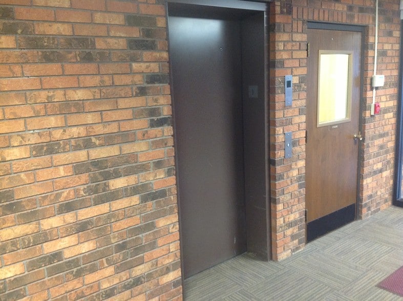 2535 W Bethany Rd, Sycamore, IL for lease - Interior Photo - Image 3 of 12