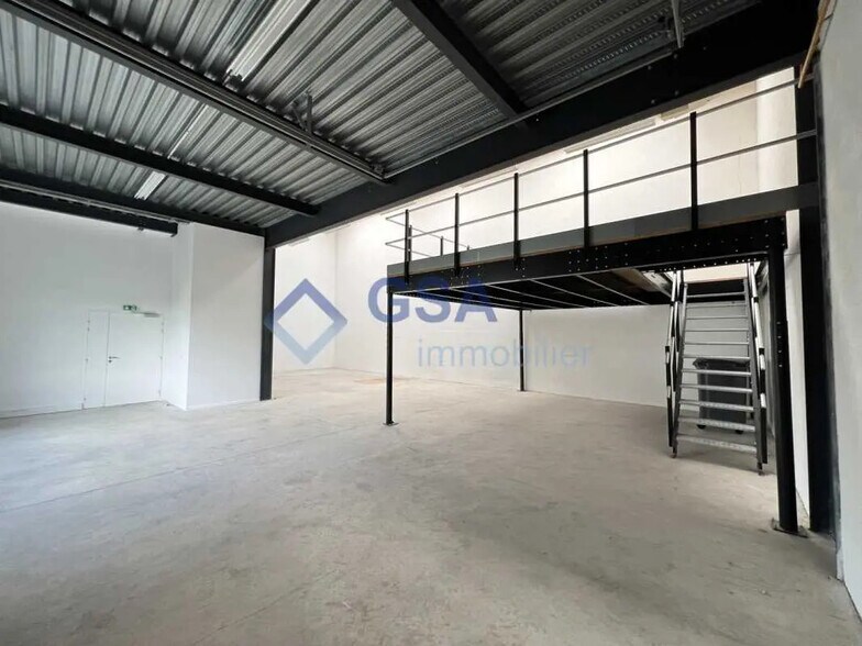 Office in Lieusaint for lease - Interior Photo - Image 2 of 5