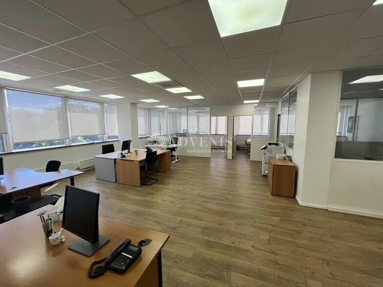 Office in Maisons-Alfort for lease - Interior Photo - Image 3 of 10