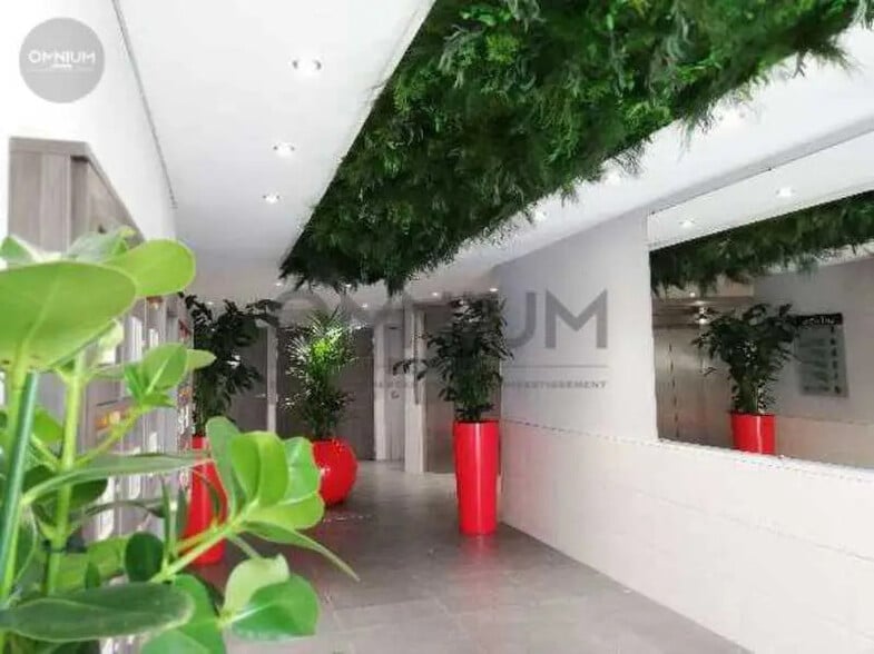 Office in Lyon for lease - Lobby - Image 2 of 8