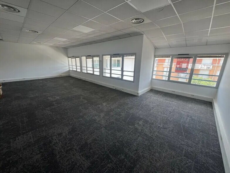 350 Avenue Du Club Hippique, Aix-en-Provence for lease - Building Photo - Image 1 of 24