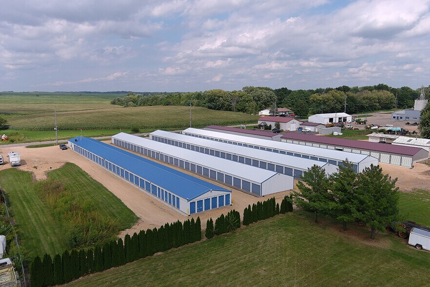 1591 Main Ave, Clinton, IA for sale - Building Photo - Image 1 of 1