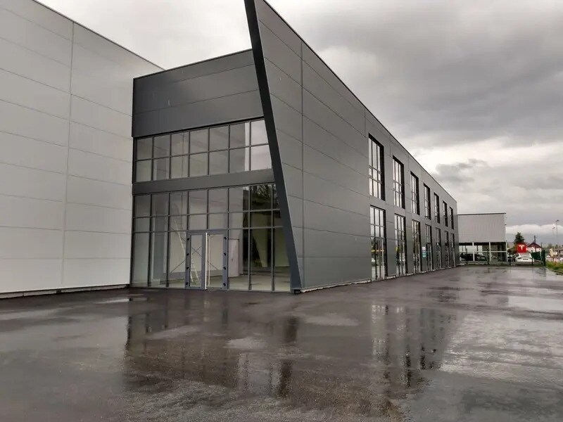 Retail in Montmélian for lease Building Photo- Image 1 of 13