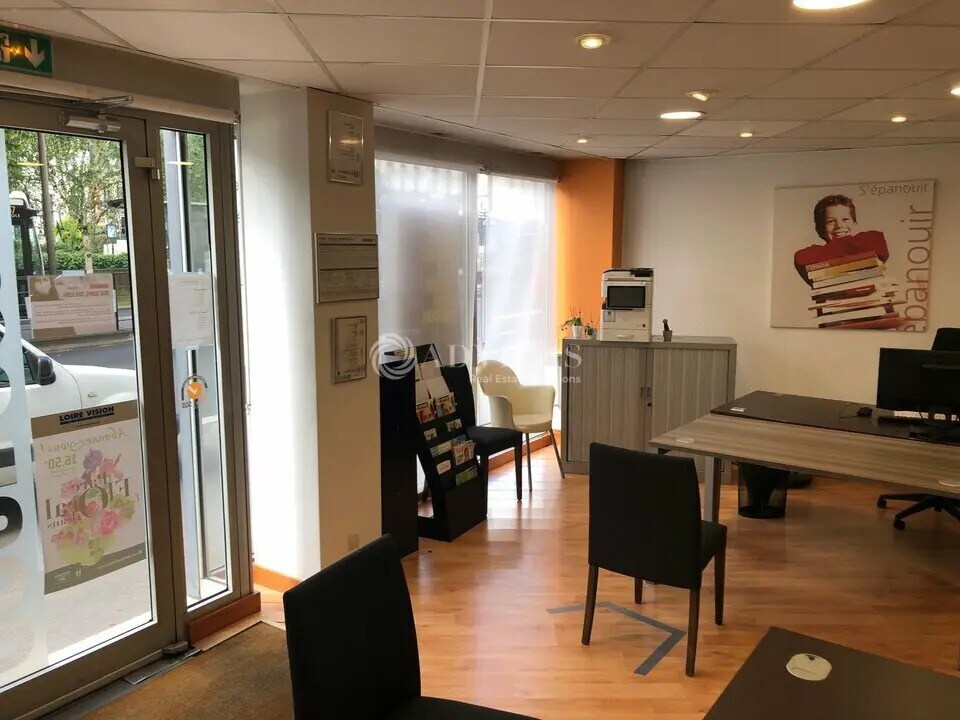 Retail in Orléans for lease Building Photo- Image 1 of 6