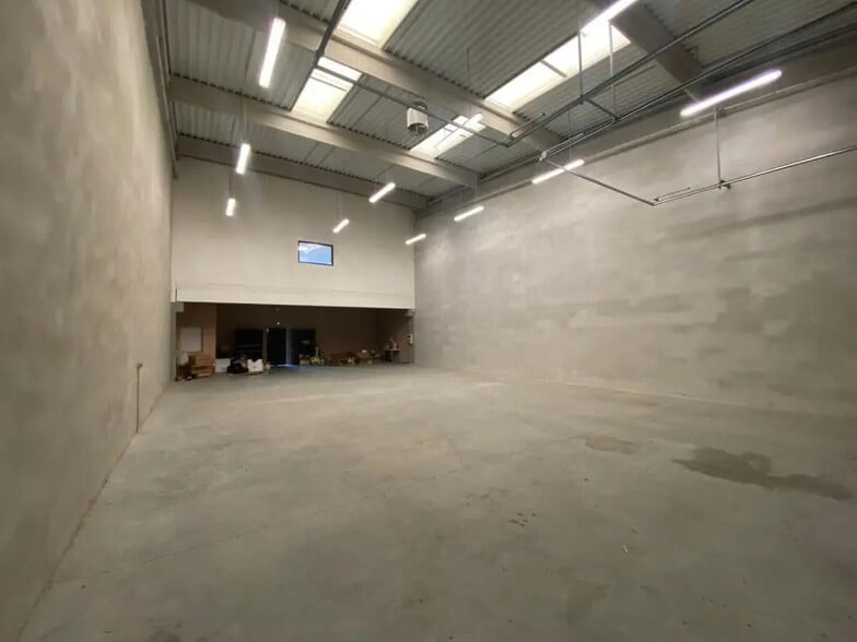 Flex in Saint-Quentin-Fallavier for lease - Interior Photo - Image 3 of 9