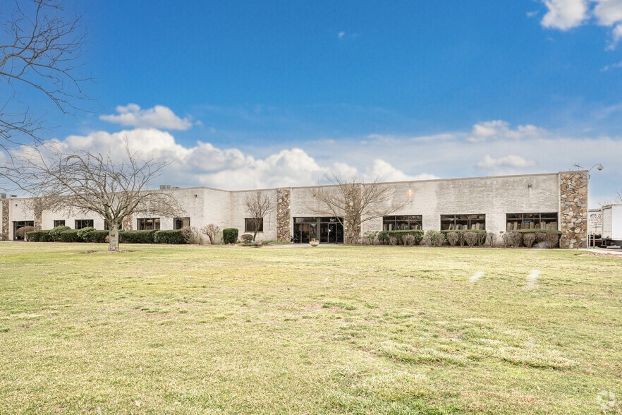 70 Marcus Dr, Melville, NY for lease - Building Photo - Image 1 of 4