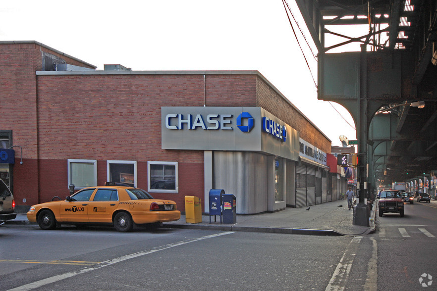 75-01-75-03 Roosevelt Ave, Flushing, NY for sale - Primary Photo - Image 1 of 1