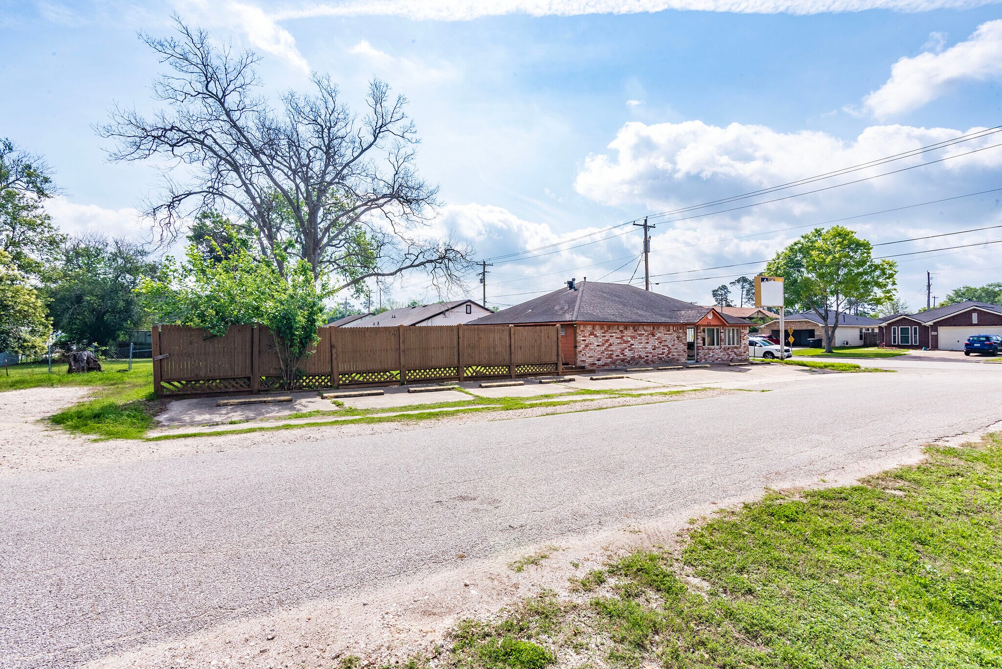 631 S Douglas St, Alvin, TX 77511 Retail for Sale