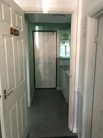 26 Furlong Rd, Westcott for sale - Building Photo - Image 3 of 9