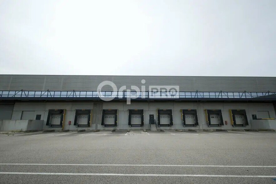 Office in Miribel for lease - Building Photo - Image 3 of 5