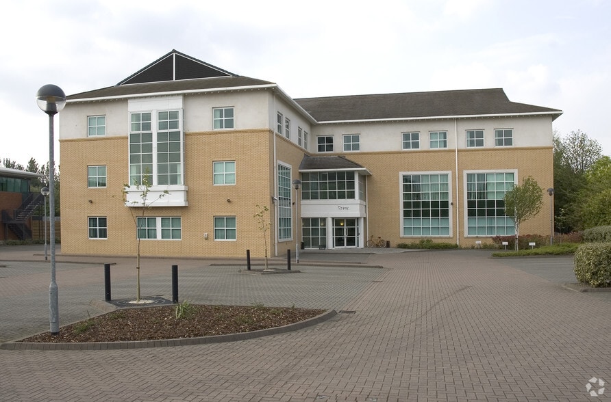 Harvest Crescent, Fleet for lease - Building Photo - Image 2 of 17