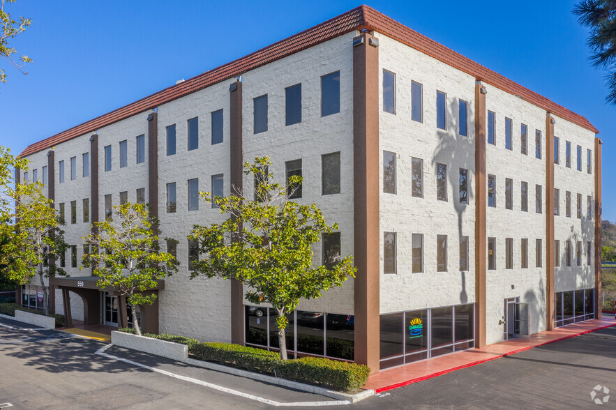 550 W Vista Way, Vista, CA for lease - Building Photo - Image 1 of 4