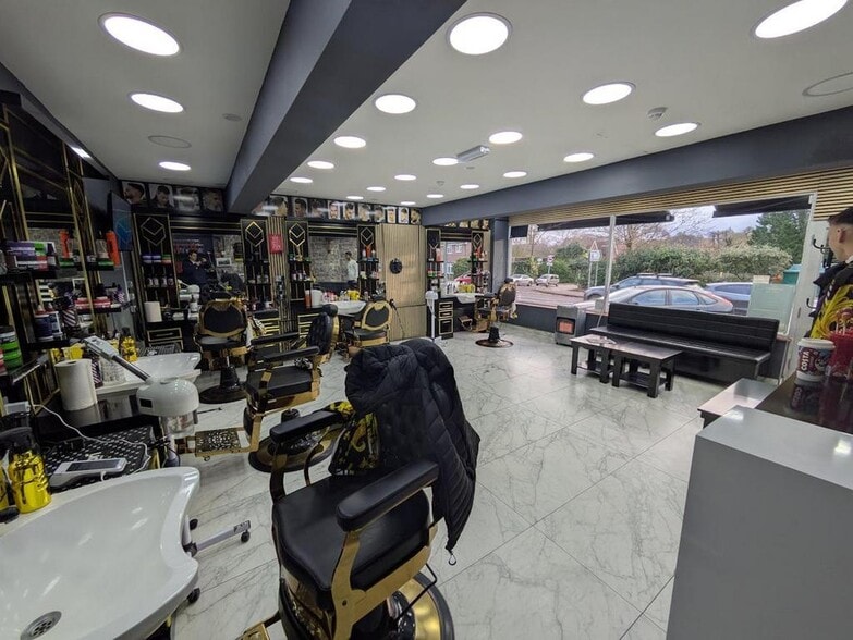 45 Church Rd, Godalming for sale - Interior Photo - Image 3 of 4